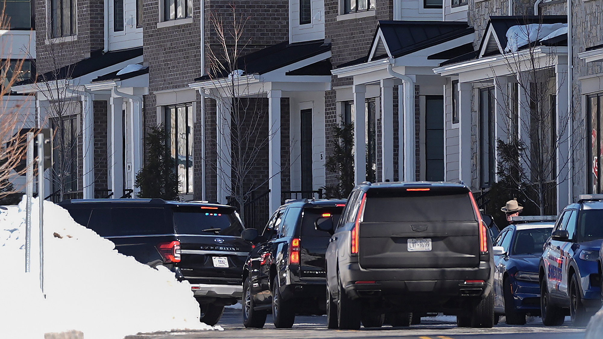 A motorcade carrying former President Bill Clinton, who was set to testify before U.S. House lawmakers as part of a congressional investigation into convicted sex offender Jeffrey Epstein, approaches the Chappaqua Performing Arts Center in Chappaqua, New York, U.S., February 27, 2026. /VCG