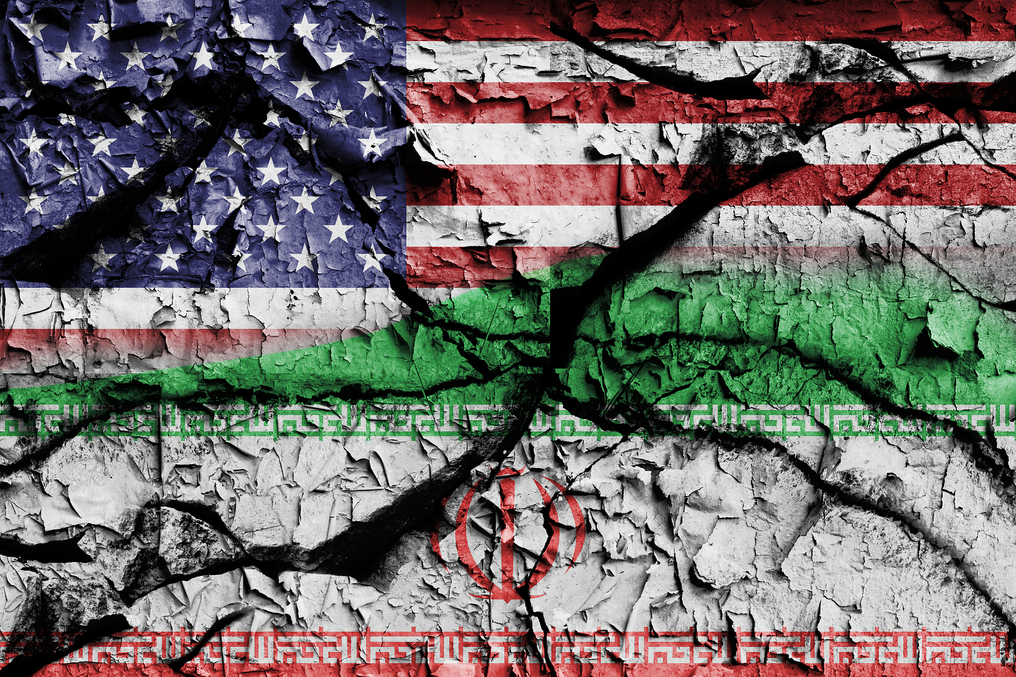 A cracked wall painted with the national flags of the United States and Iran. /VCG