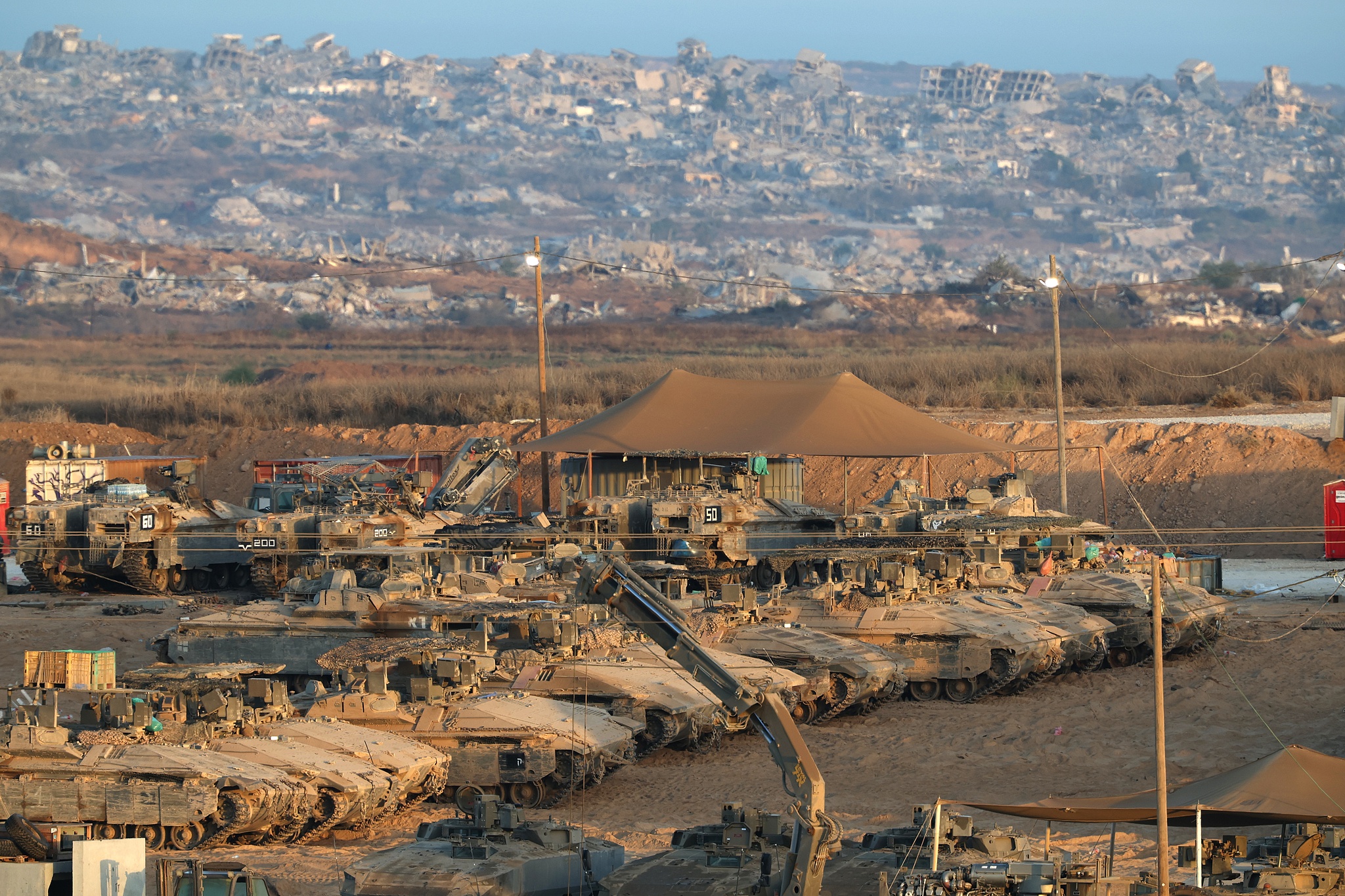 Israeli tanks gathered at an undisclosed location near the border with the Gaza Strip in southern Israel, 21 October 2025. /VCG