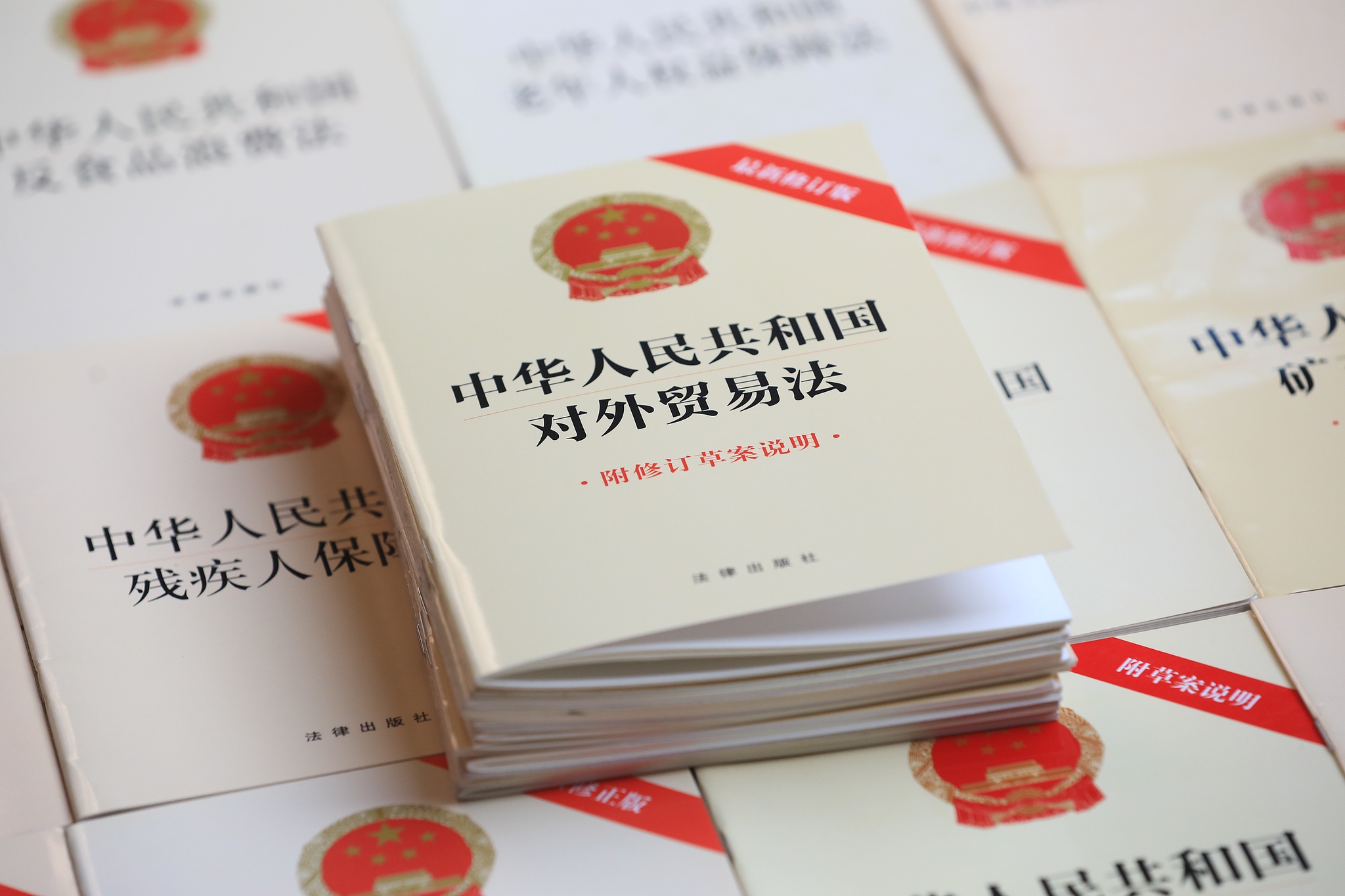 The newly revised Foreign Trade Law is seen on the shelves of a library in Zhengzhou, Henan Province, China, January 5, 2026./VCG