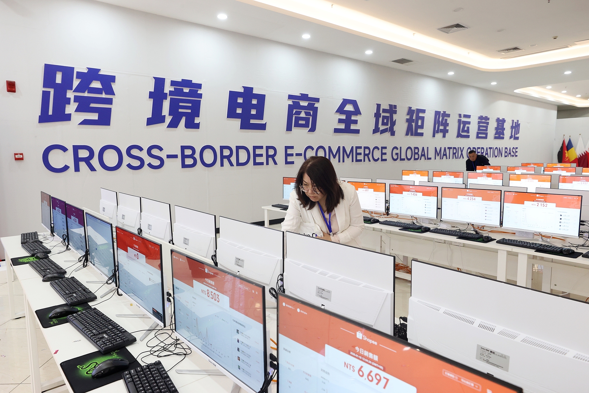 Guests visit the global matrix-style international cross-border e-commerce trading platform in Sanya, Hainan Province, China, January 18, 2026. /VCG