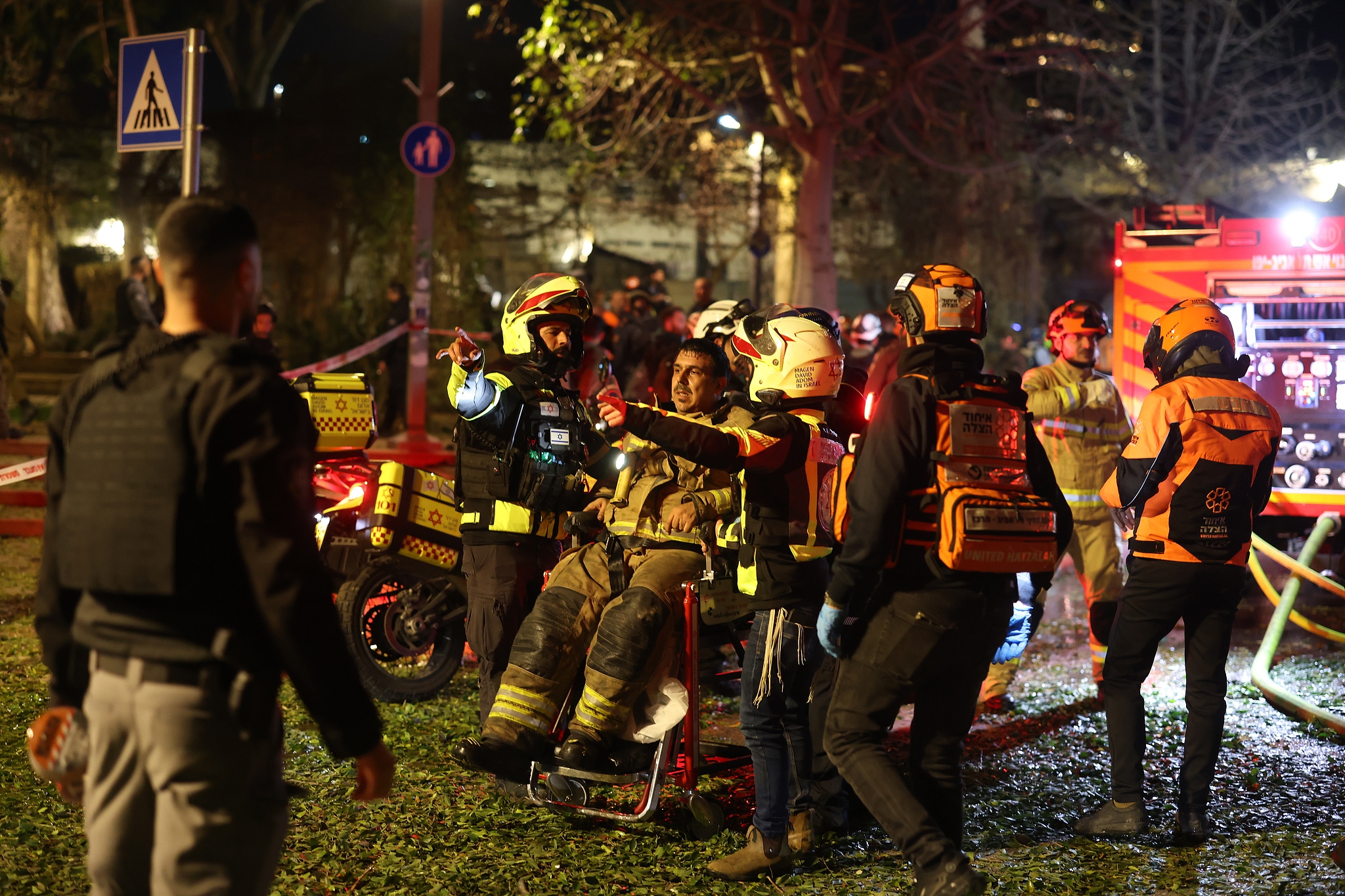 Israeli first responders arrive at the scene of damage in Tel Aviv after Iranian ballistic missiles struck parts of the city, launched in retaliation for coordinated US-Israeli airstrikes, February 28, 2026. /CFP