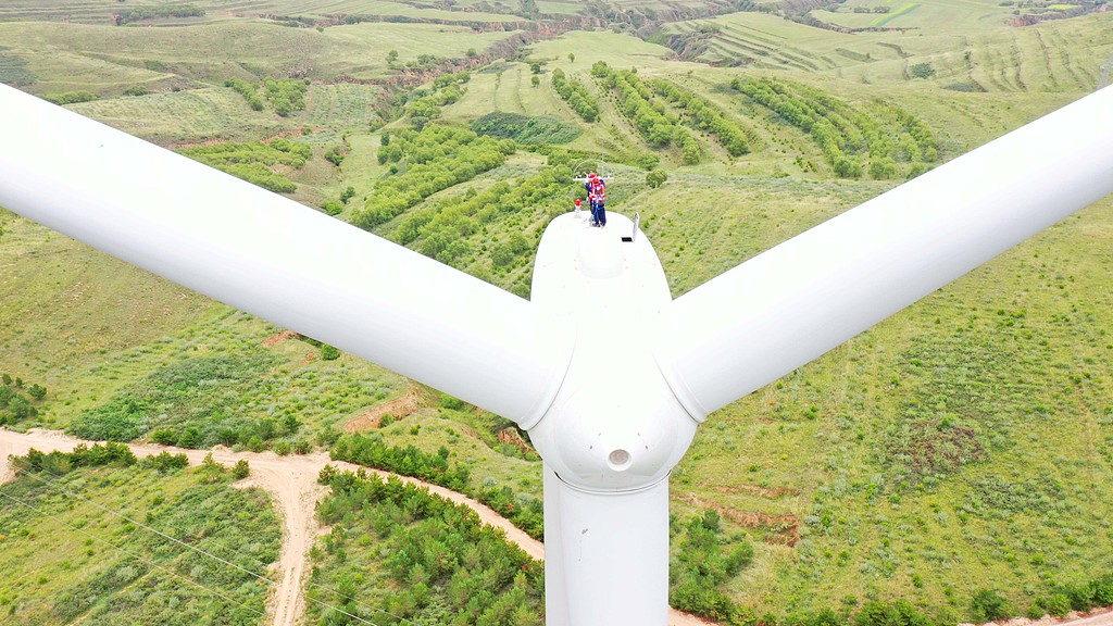 Power workers conduct maintenance on wind turbines at a height of over 90 meters in north China's Shanxi Province, July 24, 2022. /VCG