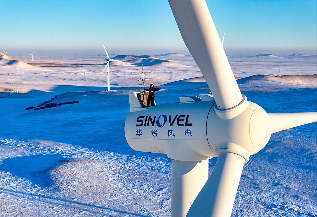 Workers inspect equipment in north China's Inner Mongolia Autonomous Region, January 17, 2025. /VCG
