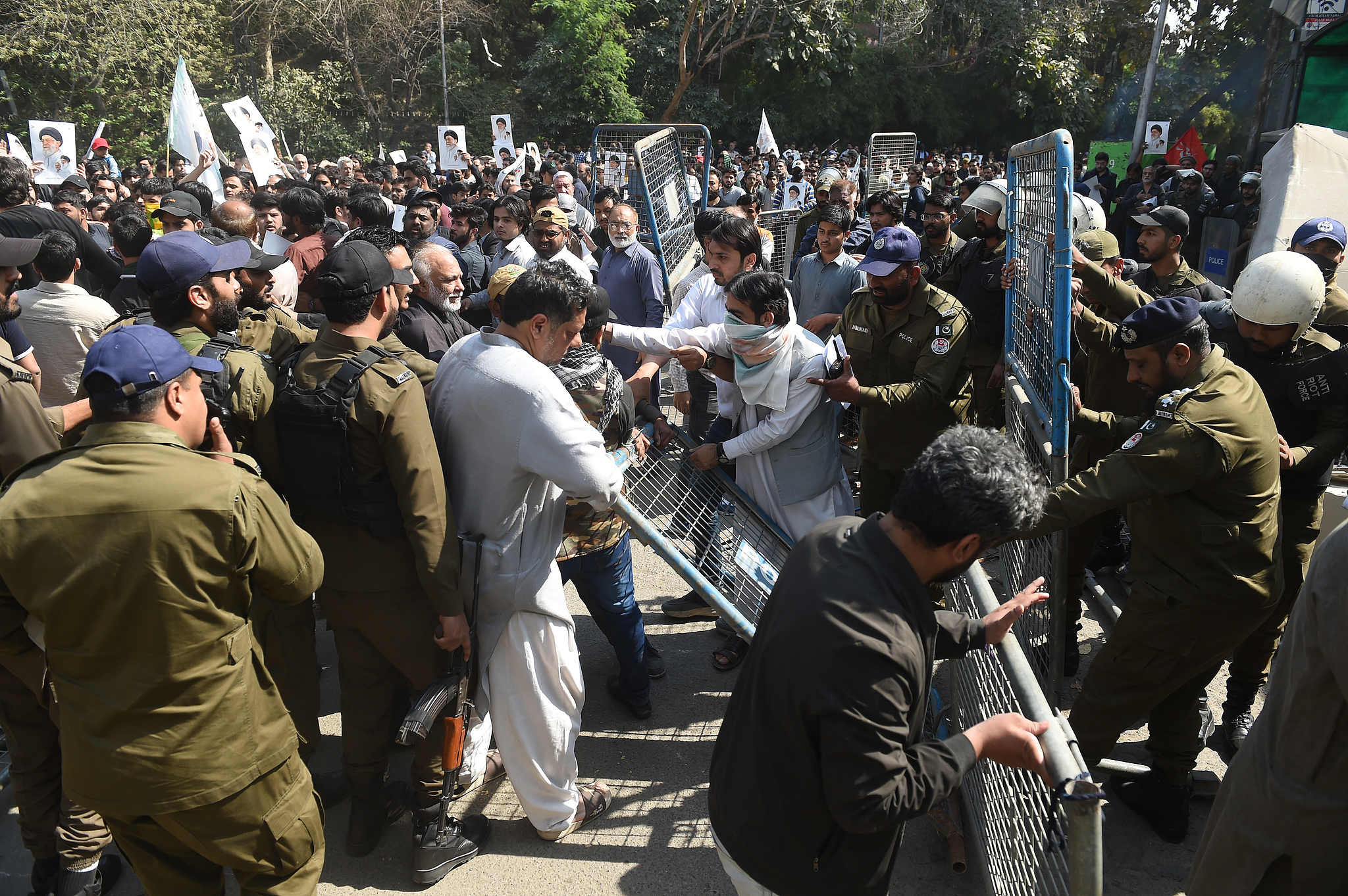 Pakistani Shiite Muslim protesters scuffle with police personnel at the barricaded gate leading to the U.S. Consulate during a protest in Lahore, Pakistan, on March 1, 2026. /VCG