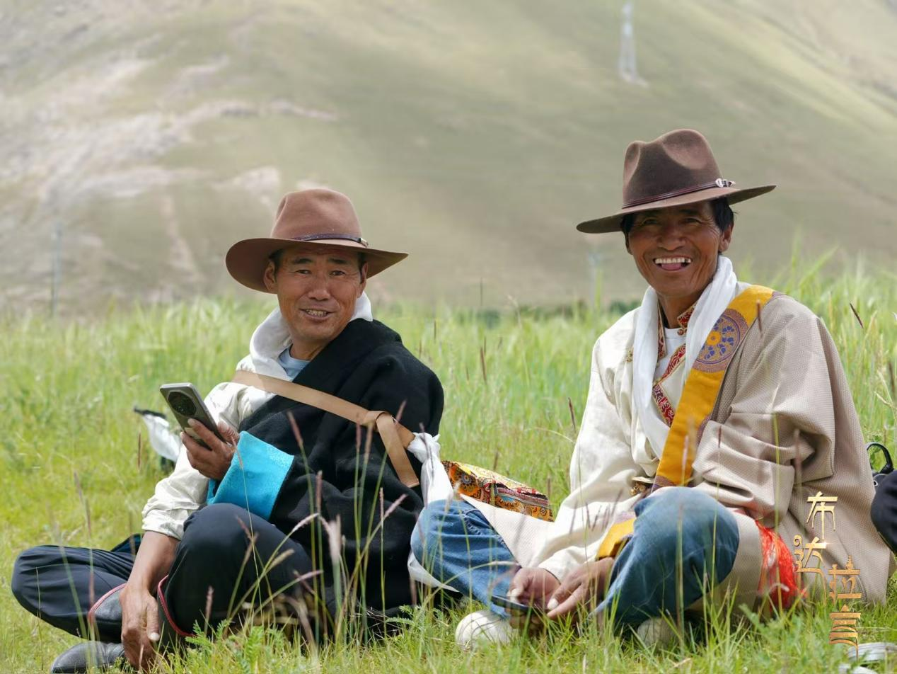 People wear traditional costumes at the summer harvest festival in Linzhou County, northern Lhasa, southwest China's Xizang Autonomous Region. /CGTN