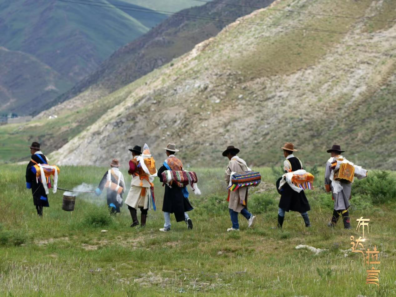 People wear traditional costumes at the summer harvest festival in Linzhou County, northern Lhasa, southwest China's Xizang Autonomous Region. /CGTN