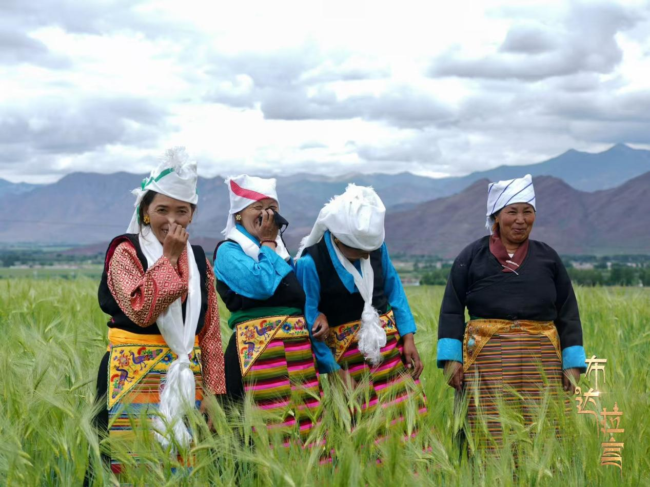 People wear traditional costumes at the summer harvest festival in Linzhou County, northern Lhasa, southwest China's Xizang Autonomous Region. /CGTN