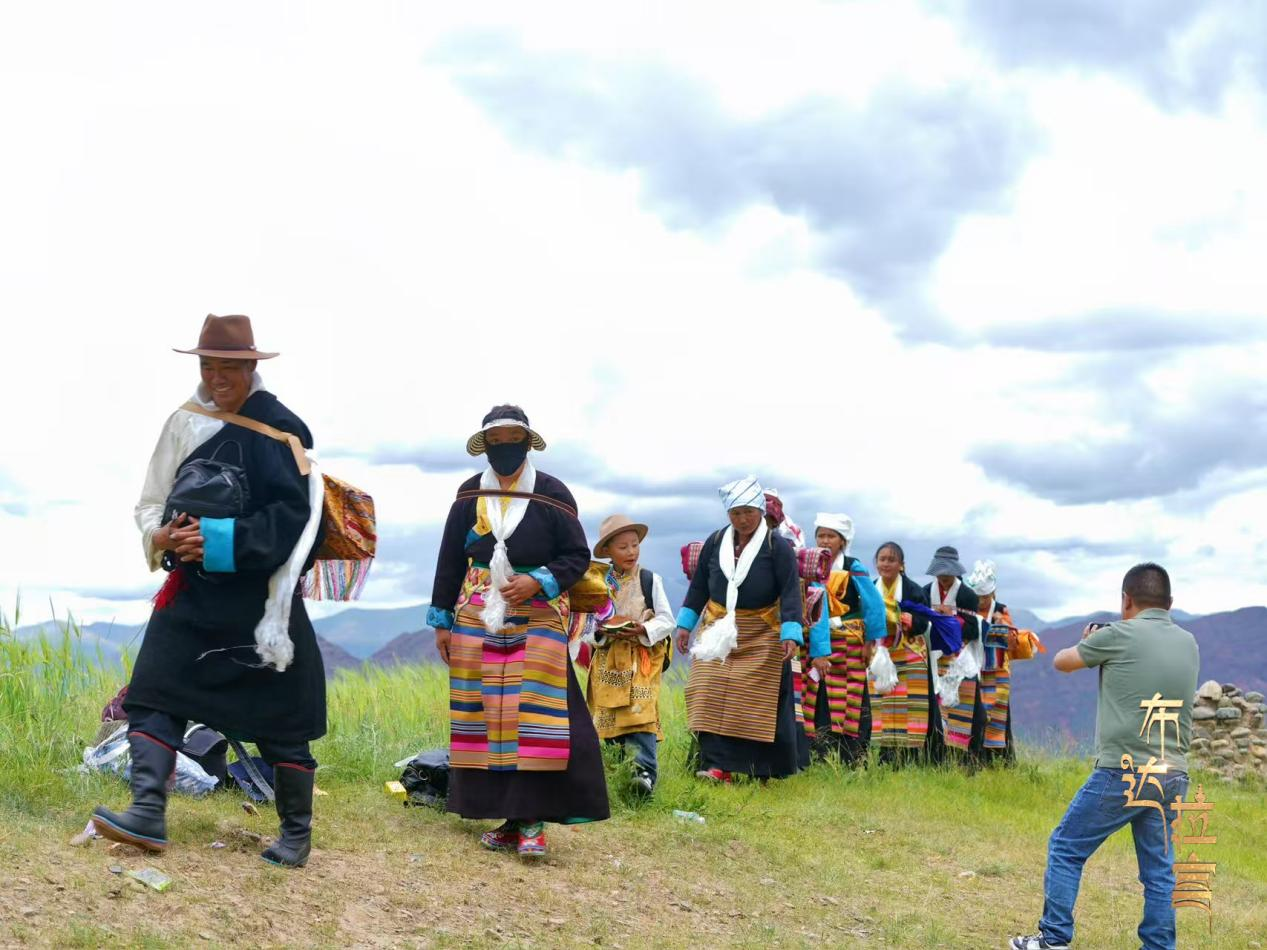 People wear traditional costumes at the summer harvest festival in Linzhou County, northern Lhasa, southwest China's Xizang Autonomous Region. /CGTN