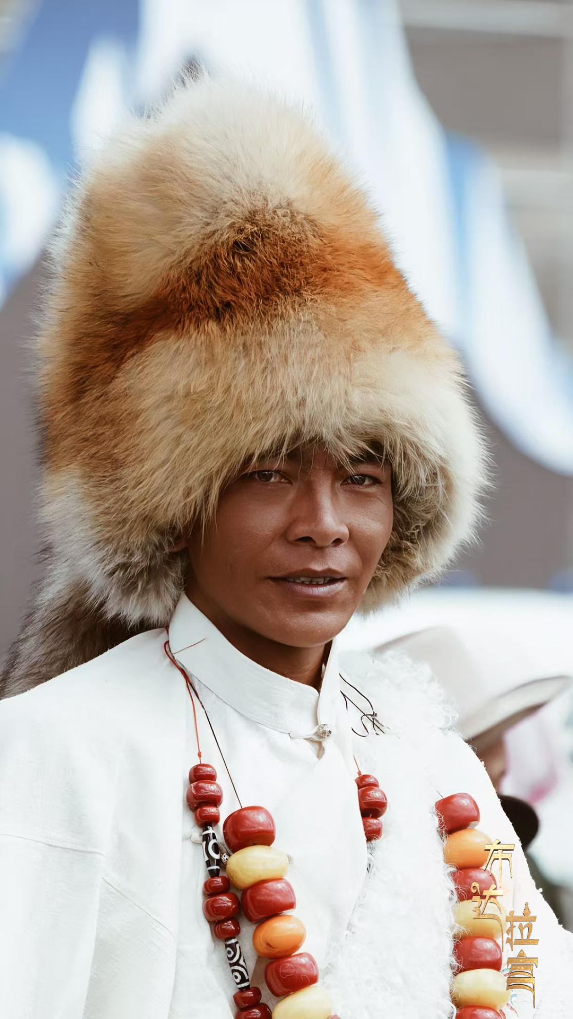 A man wears traditional costumes in Damxung County, southwest China's Xizang Autonomous Region. /CGTN