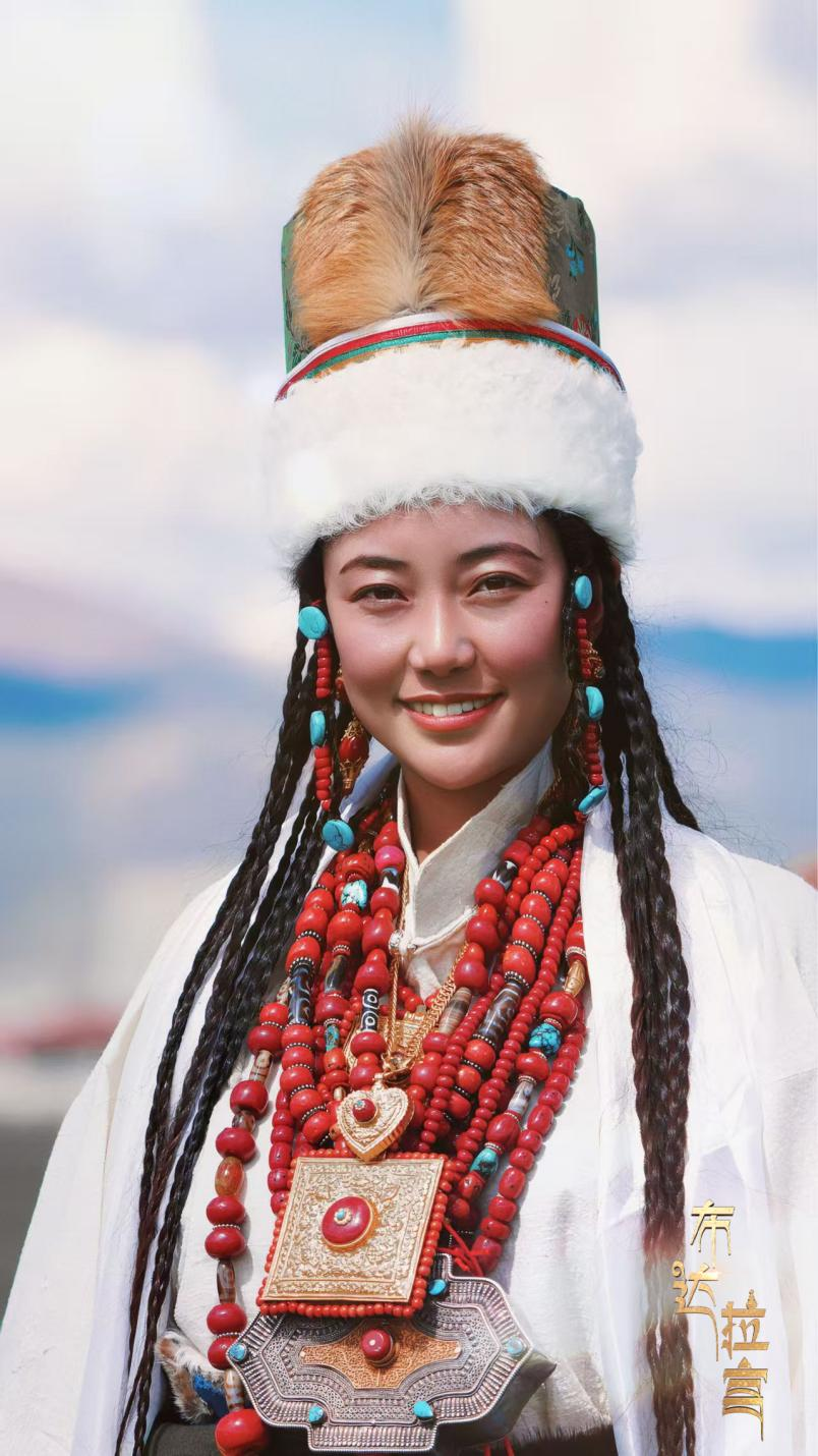 A woman wears traditional costumes in Damxung County, southwest China's Xizang Autonomous Region. /CGTN