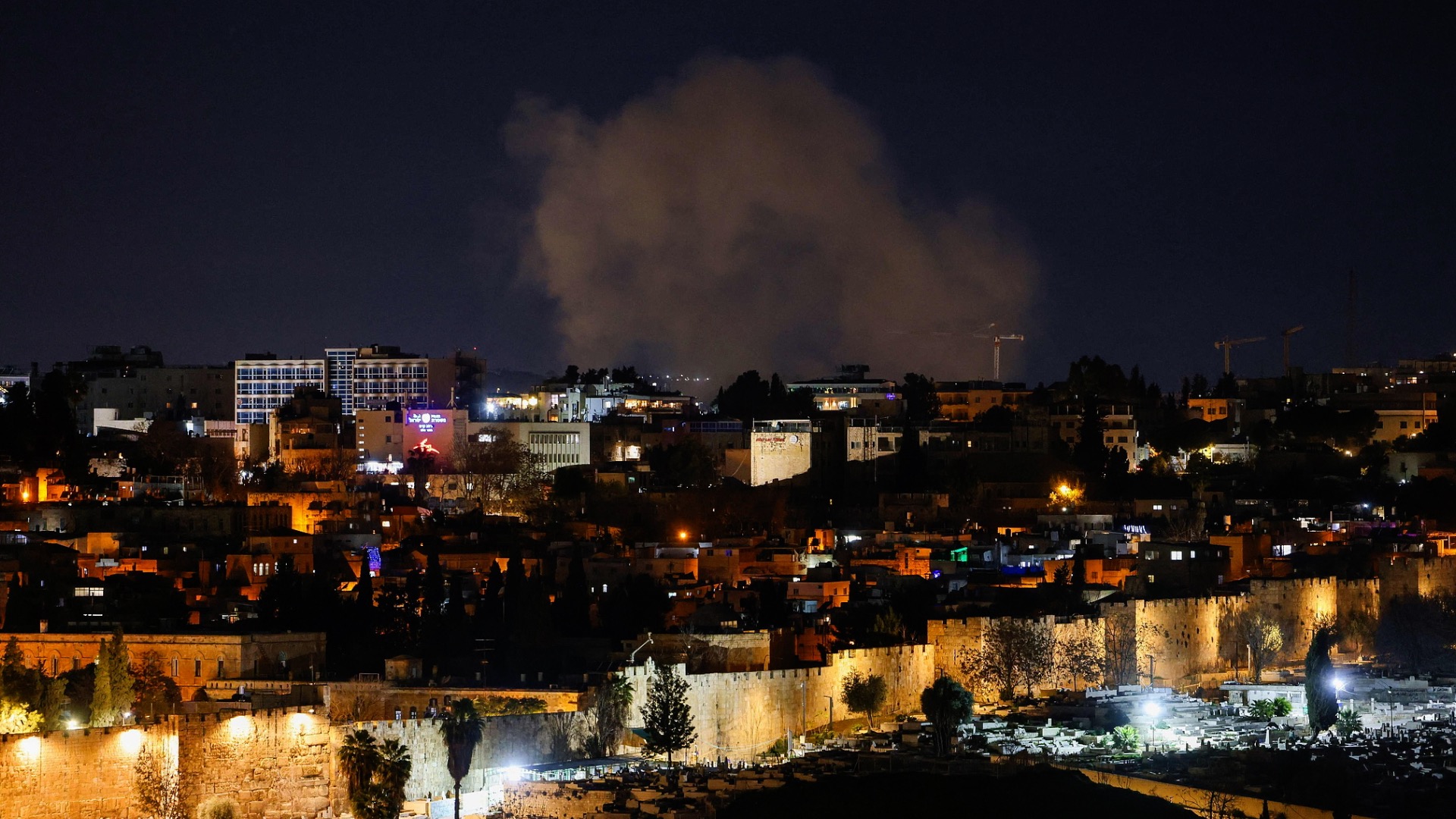 Ballistic missile hits central Tel Aviv