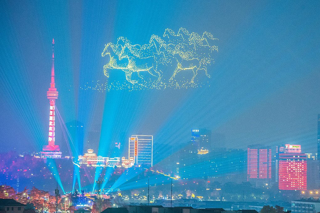 Drones form an auspicious pattern of galloping horses in the night sky, Wuhan, Hubei Province, February 18, 2026. /VCG
