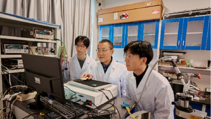 Jin Changqing (C) works with his team members. /CMG