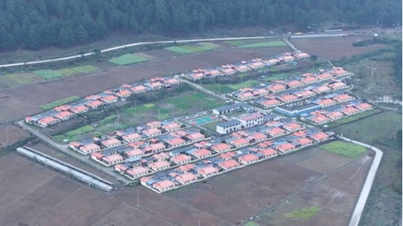 Aerial view of a Deng resettlement village in Zayu County, Nyingchi City, Xizang. / CGTN