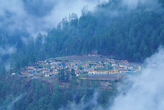 Aerial view of a Deng resettlement village in Zayu County, Nyingchi City, Xizang. /CGTN