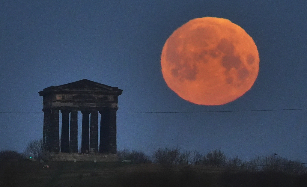 A full moon sets behind the Penshaw Monument, near Sunderland, UK, March 3, 2026. /VCG