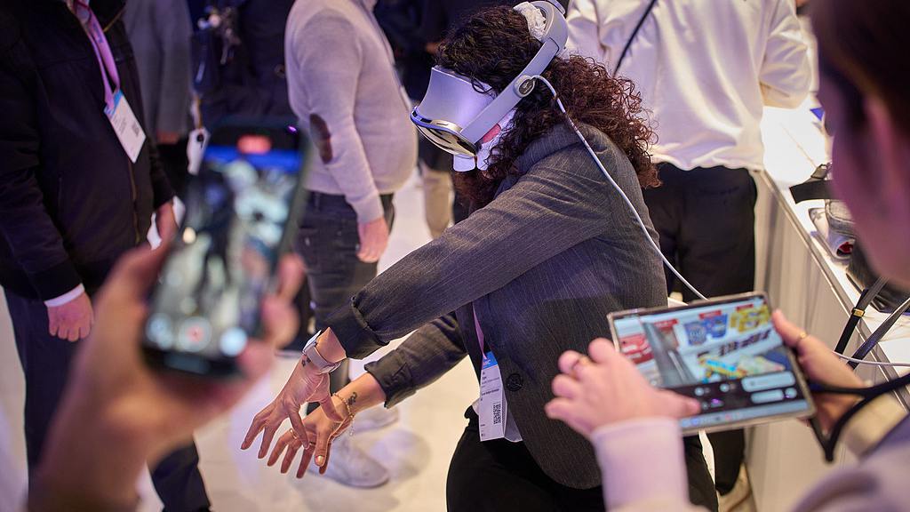 A visitor interacts with a Galaxy XR virtual reality glasses at the MWC wireless show in Barcelona, Spain, March 2, 2026. /VCG