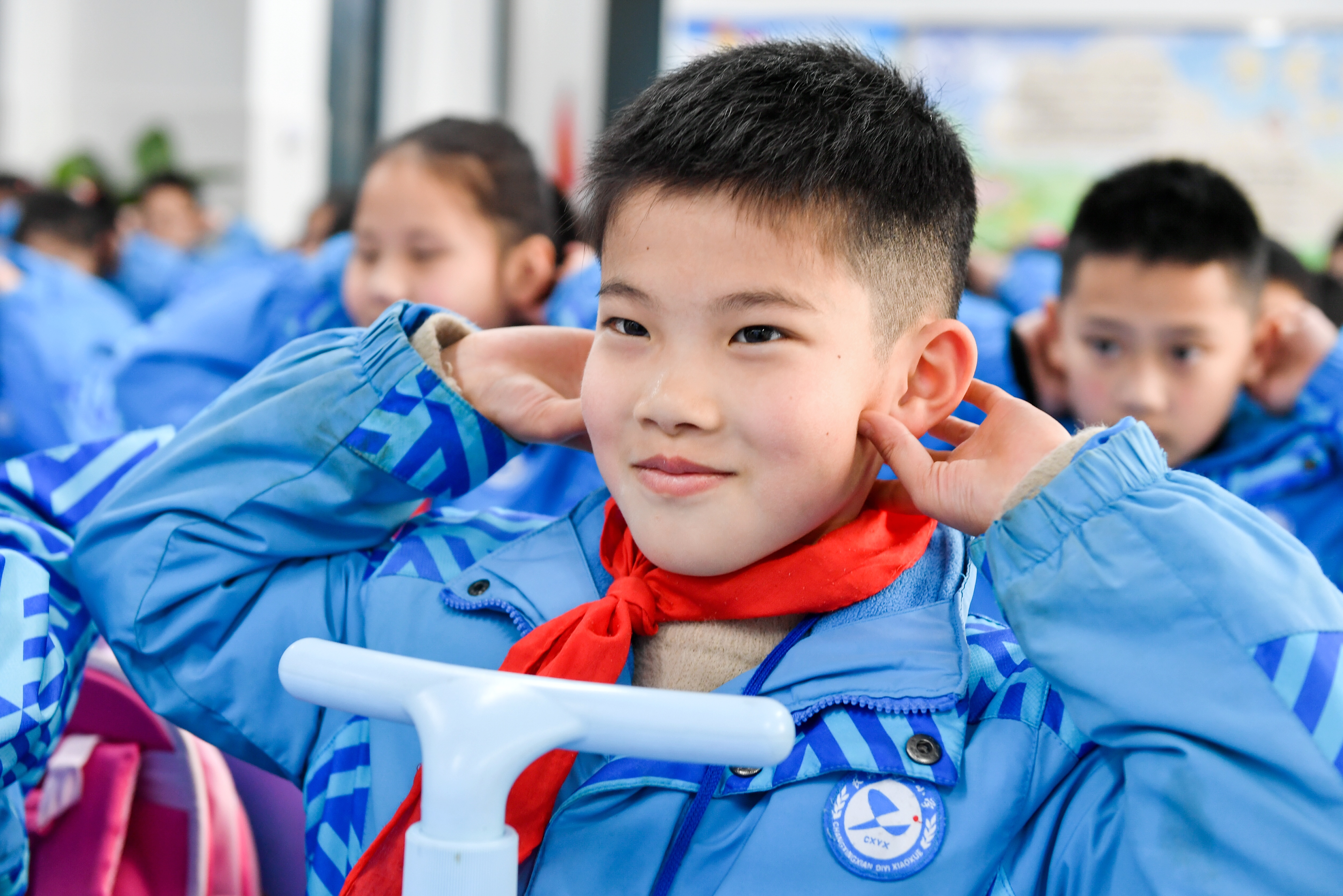 Elementary school students learn to take ear health exercises in Huzhou, east China's Zhejiang Province. /ICphoto