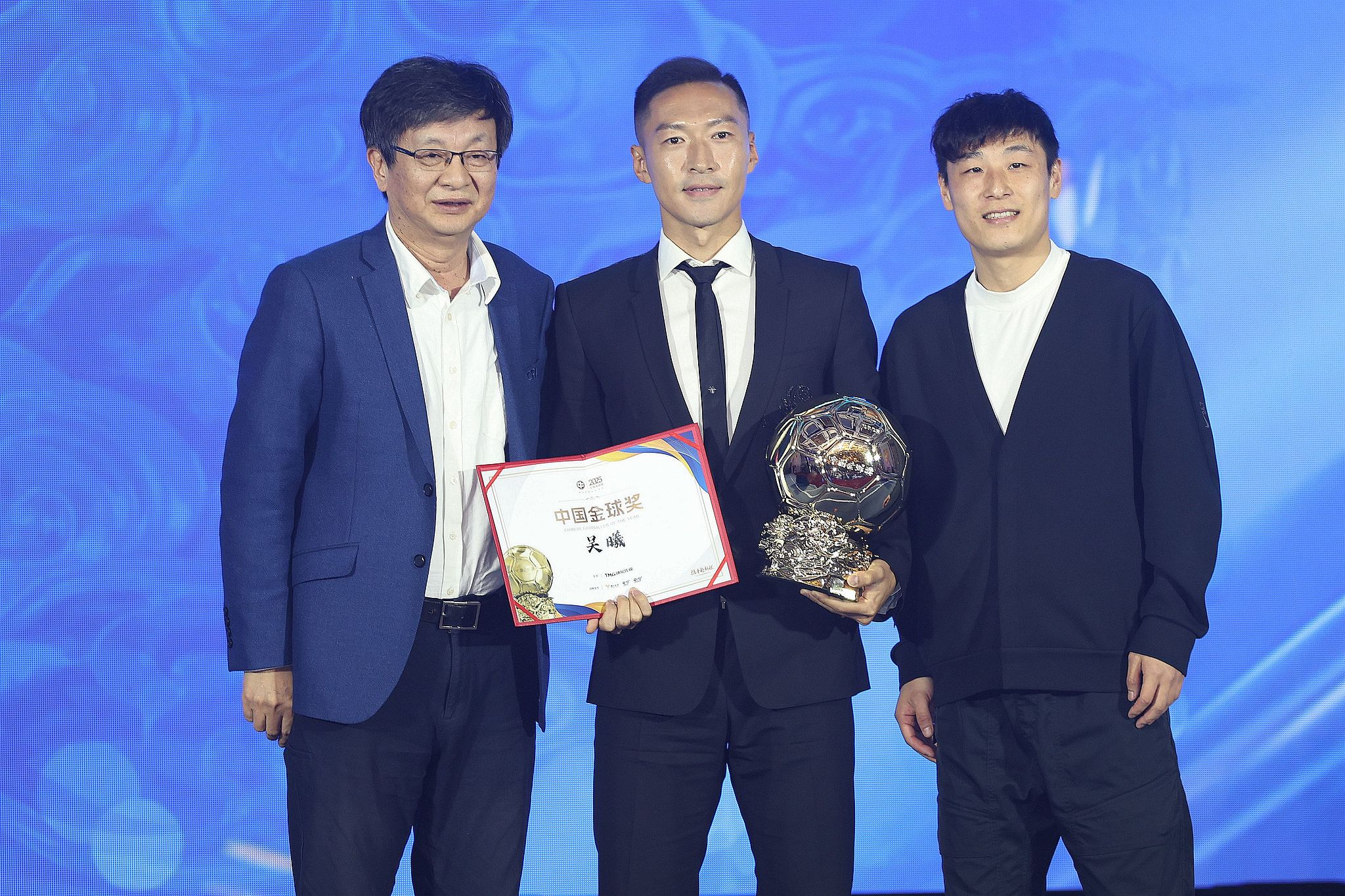 Wu Xi (C) of Shanghai Shenhua is named as the Chinese Men's Footballer of the Year at a ceremony in Nanjing, east China's Jiangsu Province, March 2, 2026. /VCG