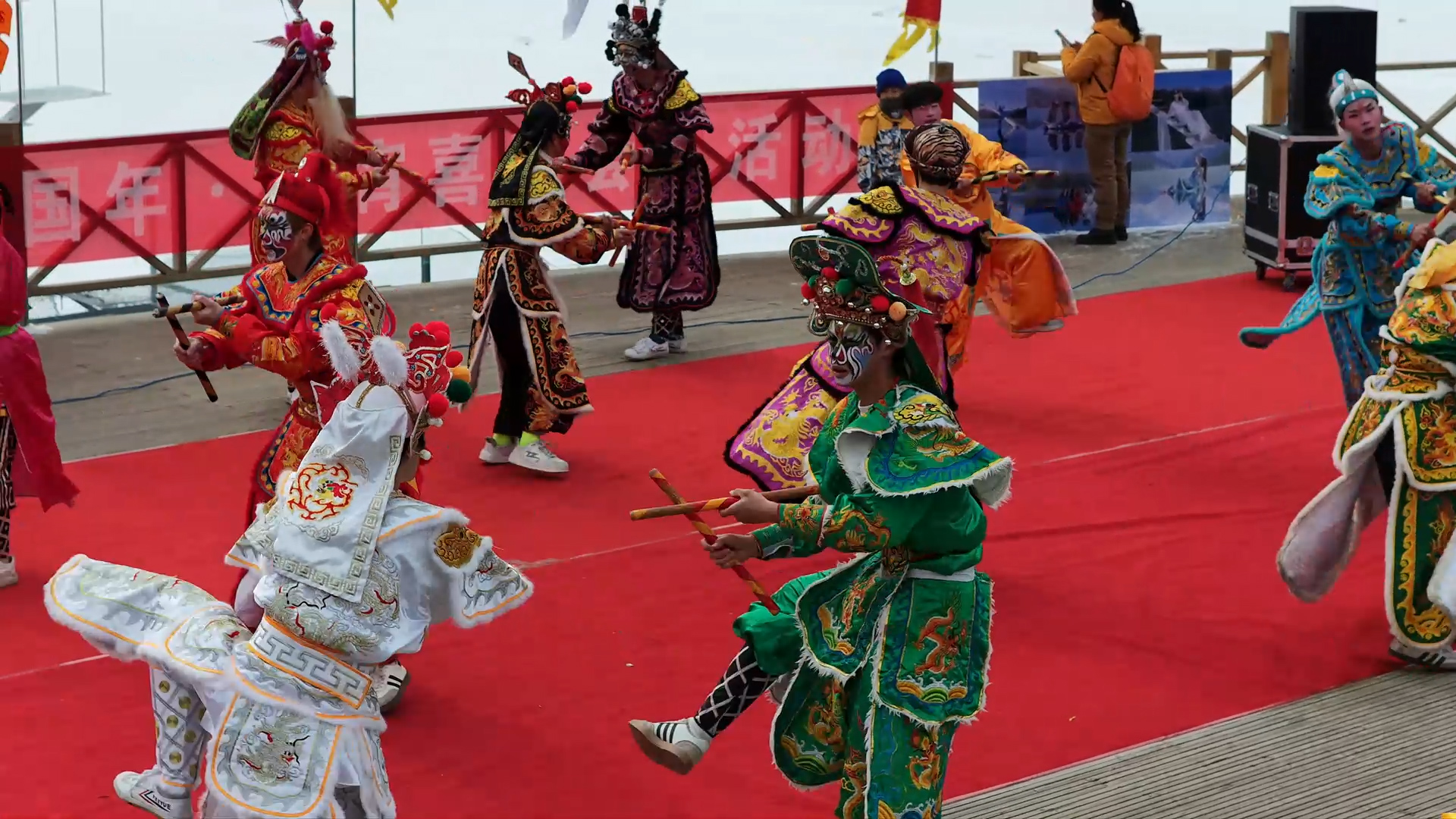 Xinjiang welcomes Lantern Festival with cross-regional heritage gala