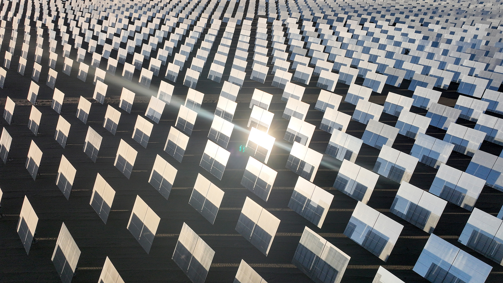 A solar thermal and photovoltaic power base in Jiuquan, Gansu Province in northwest China. /VCG