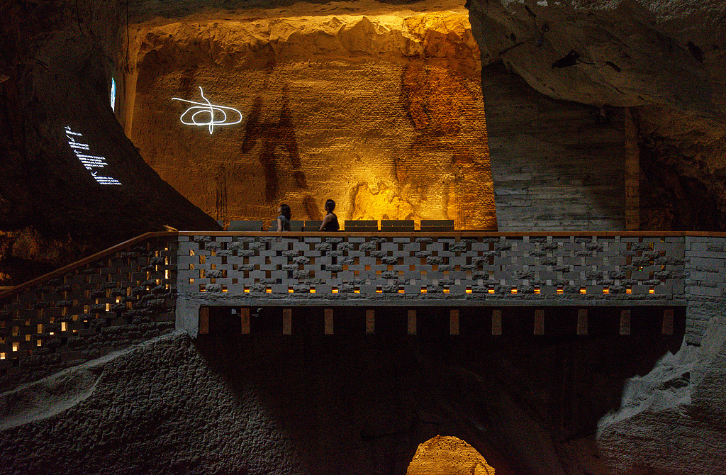 Tourists visit Huangyan Grottoes, Taizhou City, east China's Zhejiang Province, September 20, 2025. /VCG