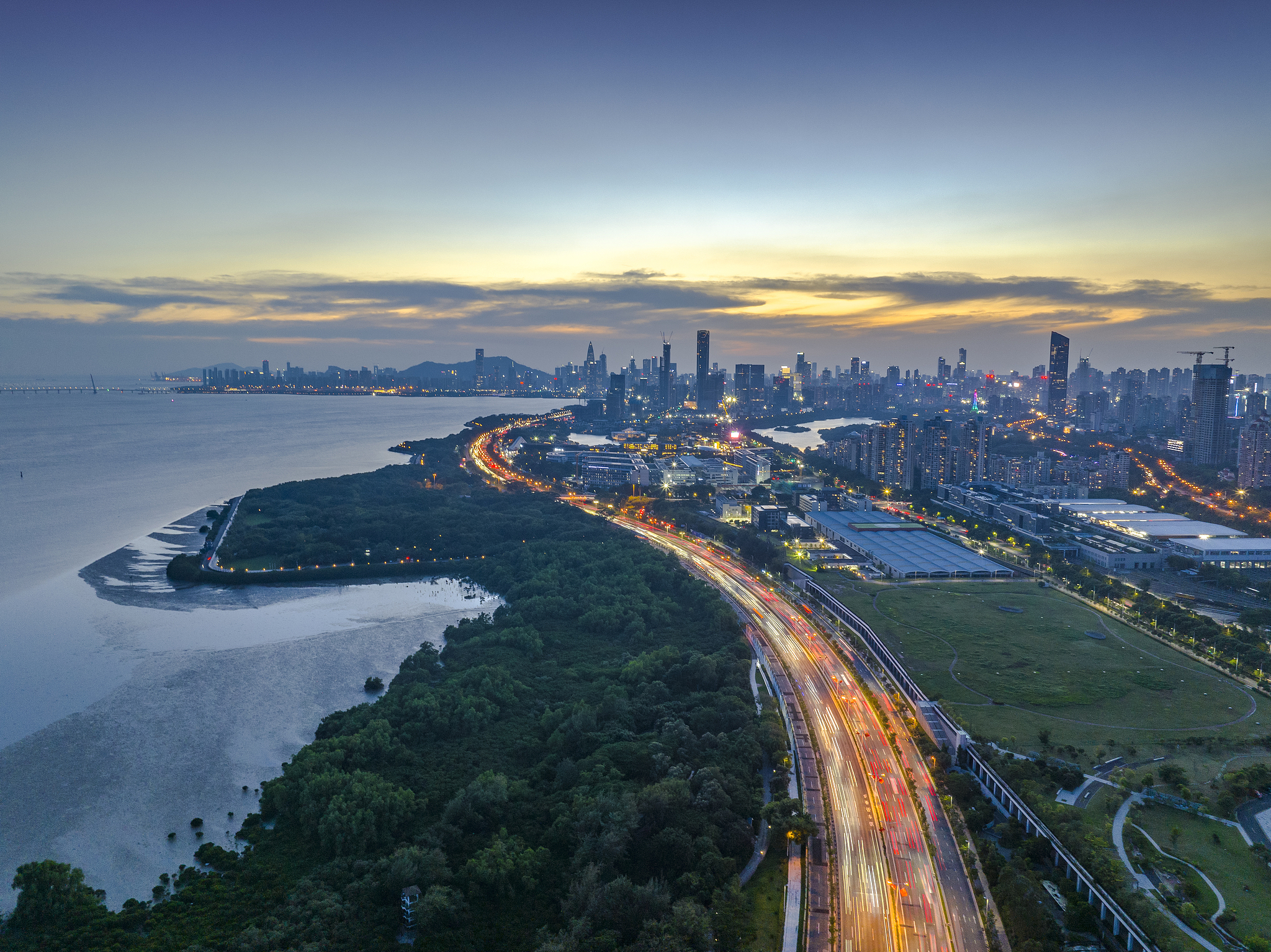 Bird's-eye view of the Binhai Avenue, Shenzhen, Guangdong Province, south China. /VCG