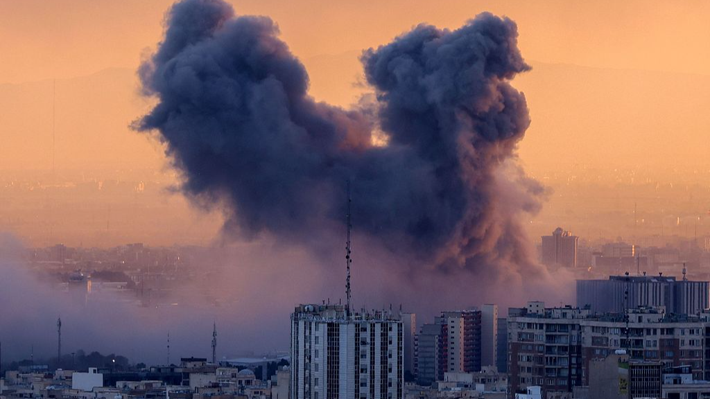 A plume of smoke rises after a strike on the Iranian capital Tehran, March 3, 2026. /VCG