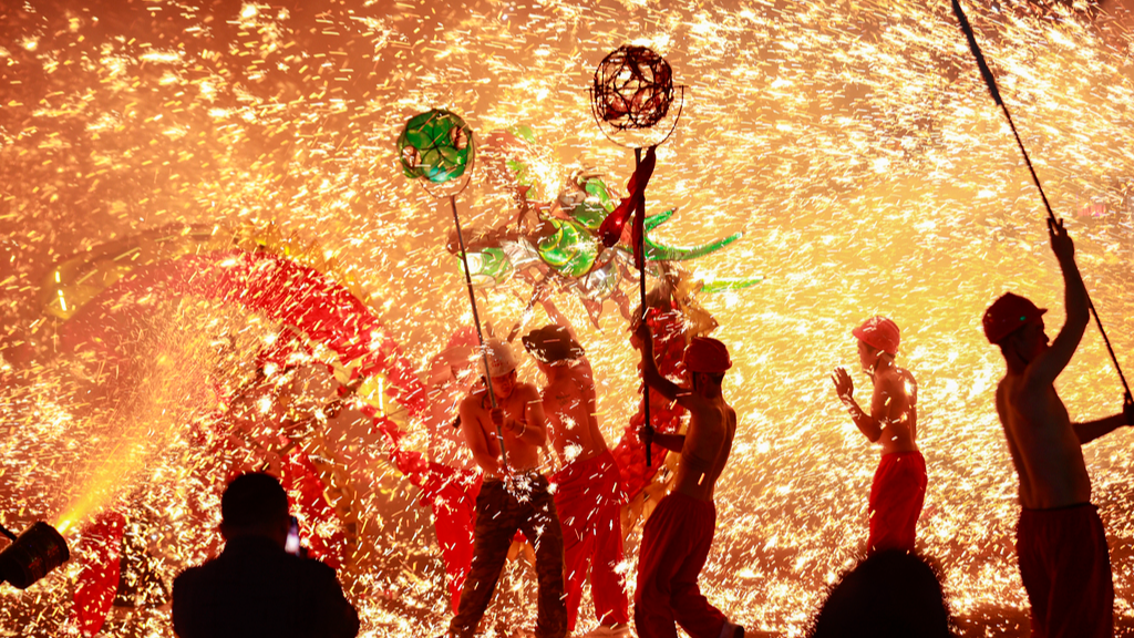 'Spark-breathing dragon' lights up Miao Lantern Festival celebration
