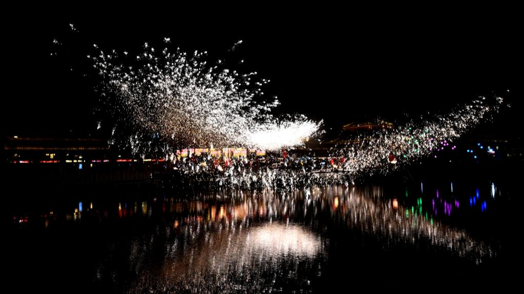 A molten iron firework performance is staged at a temple fair in Shangqiu City, central China's Henan Province, February 19, 2026. /Xinhua