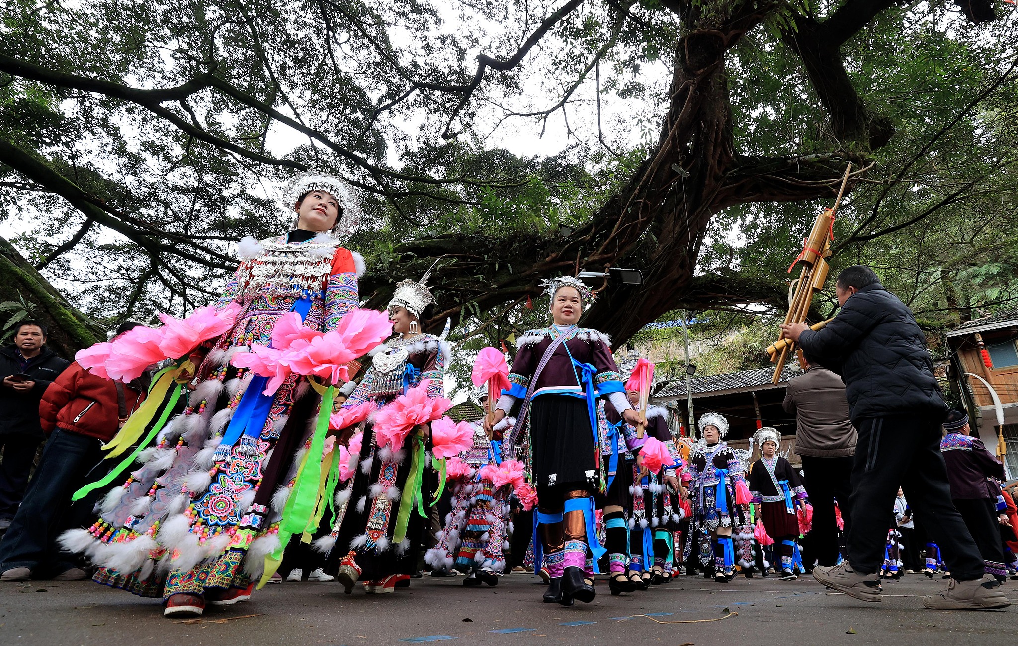 People from the Miao ethnic group performed the Caitang dance at Dongtian Village in Rongshui County, Guangxi Zhuang Autonomous Region. /VCG