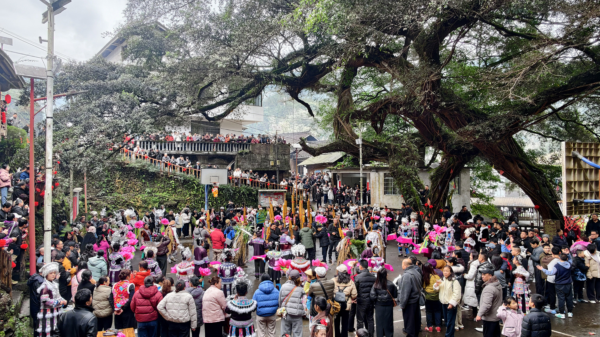 People from the Miao ethnic group performed the Caitang dance at Dongtian Village in Rongshui County, Guangxi Zhuang Autonomous Region. /VCG