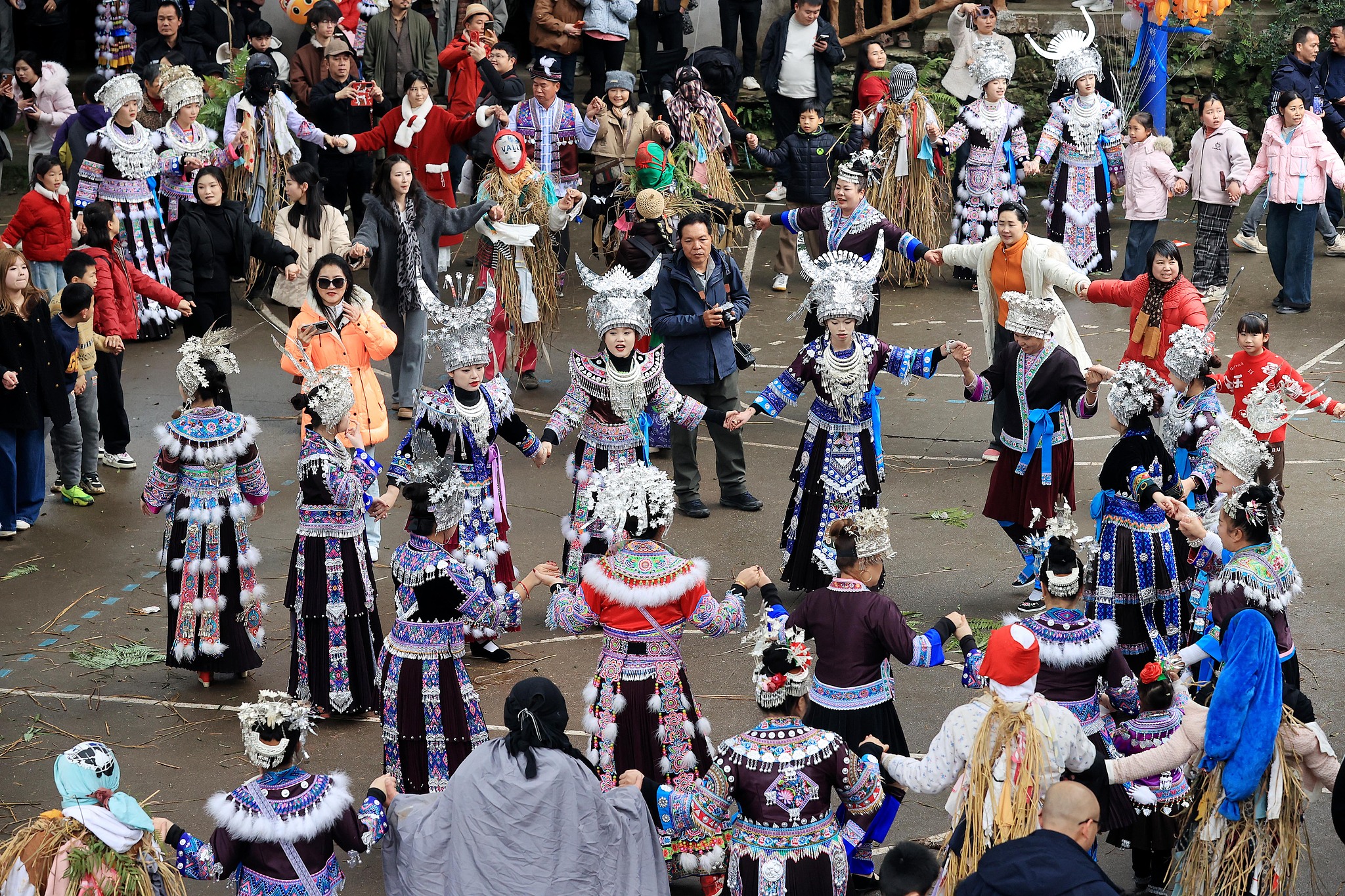 People from the Miao ethnic group performed the Caitang dance at Dongtian Village in Rongshui County, Guangxi Zhuang Autonomous Region. /VCG