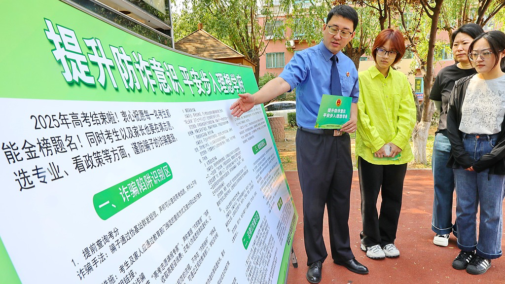 File photo of a police officer promoting anti-fraud awareness in a community in China. /VCG