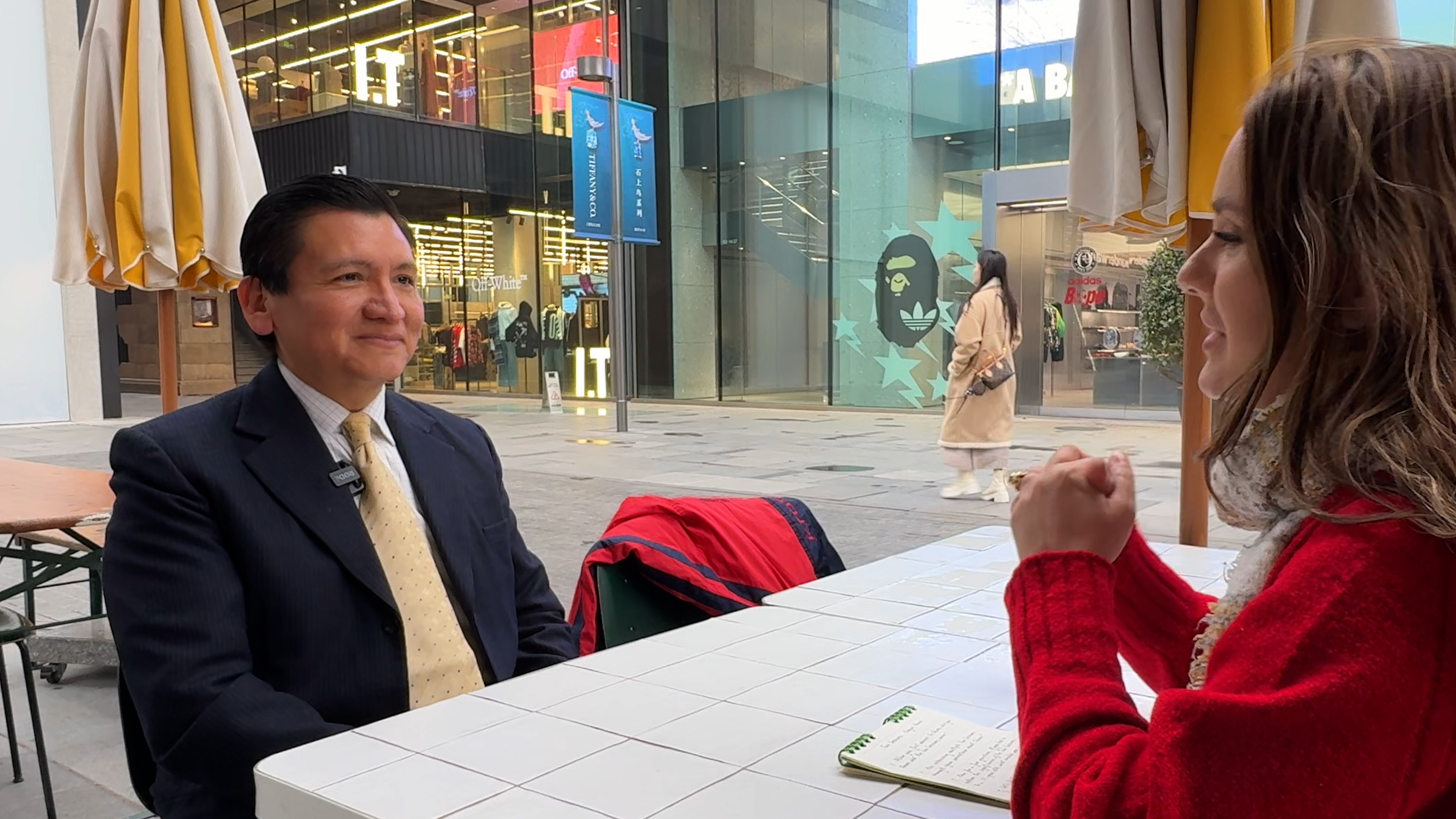 Peruvian consultant explains China's Two Sessions to a 12-year-old