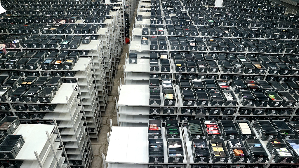 A digital intelligent sorting workshop in Suqian City, Jiangsu Province, east China, November 10, 2025. /VCG