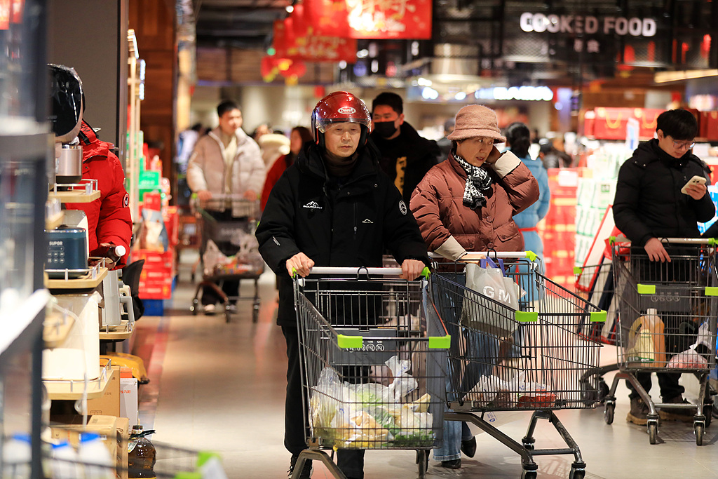 Residents shopping at a supermarket in Huai'an, Jiangsu Province, east China, March 4, 2026./ VCG