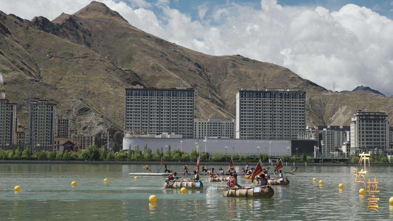A bullhide boat competition during the 2025 Dragon Boat Festival. 