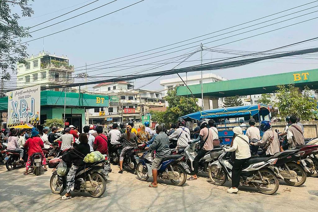 Motorists queue at a petrol station in Tachileik, Myanmar, March 4, 2026. /CFP