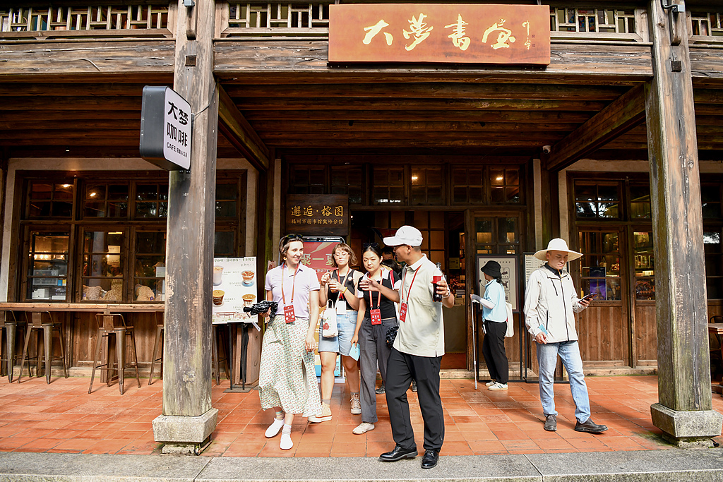 Chinese and American youth visit Dameng Bookstore in Kuling Scenic Area in Fuzhou, Fujian Province on June 24, 2024. /VCG
