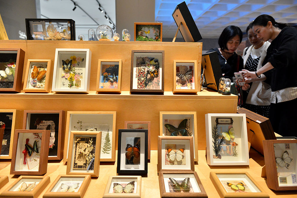 A Xinhua Bookstore branch in Fuzhou displays old photos of Fuzhou alongside traditional crafts on April 26, 2024. /VCG