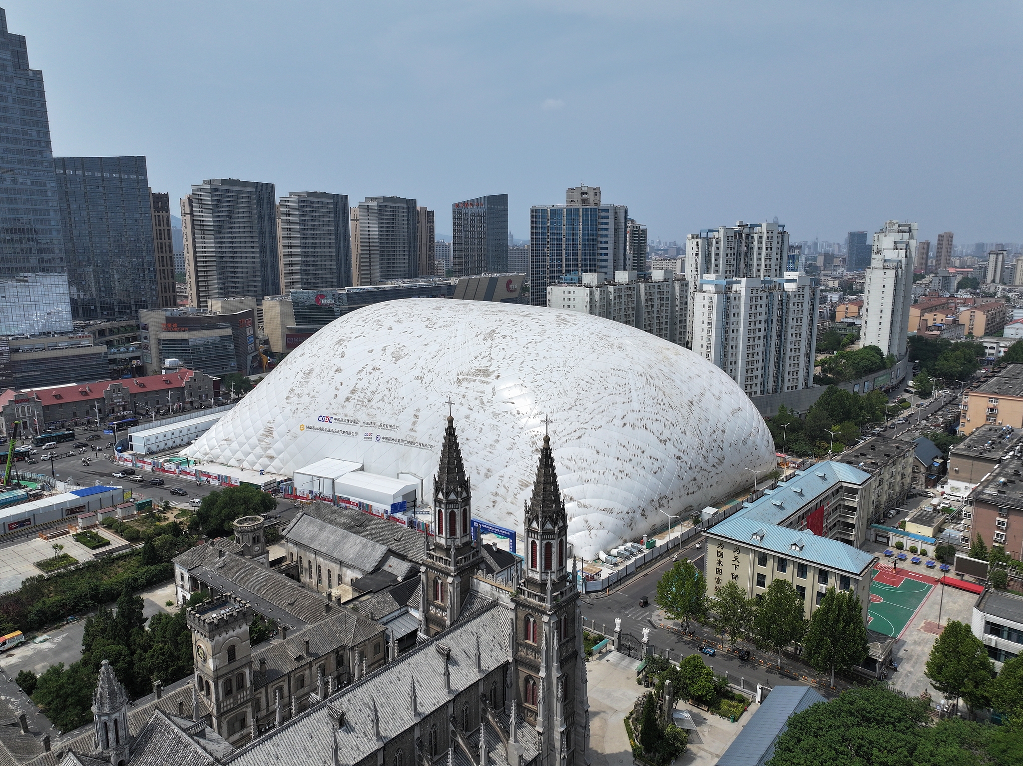 An environmental air-supported dome used to contain dust and noise from a construction site in Jinan, Shandong Province, east China, June 14, 2025. /VCG