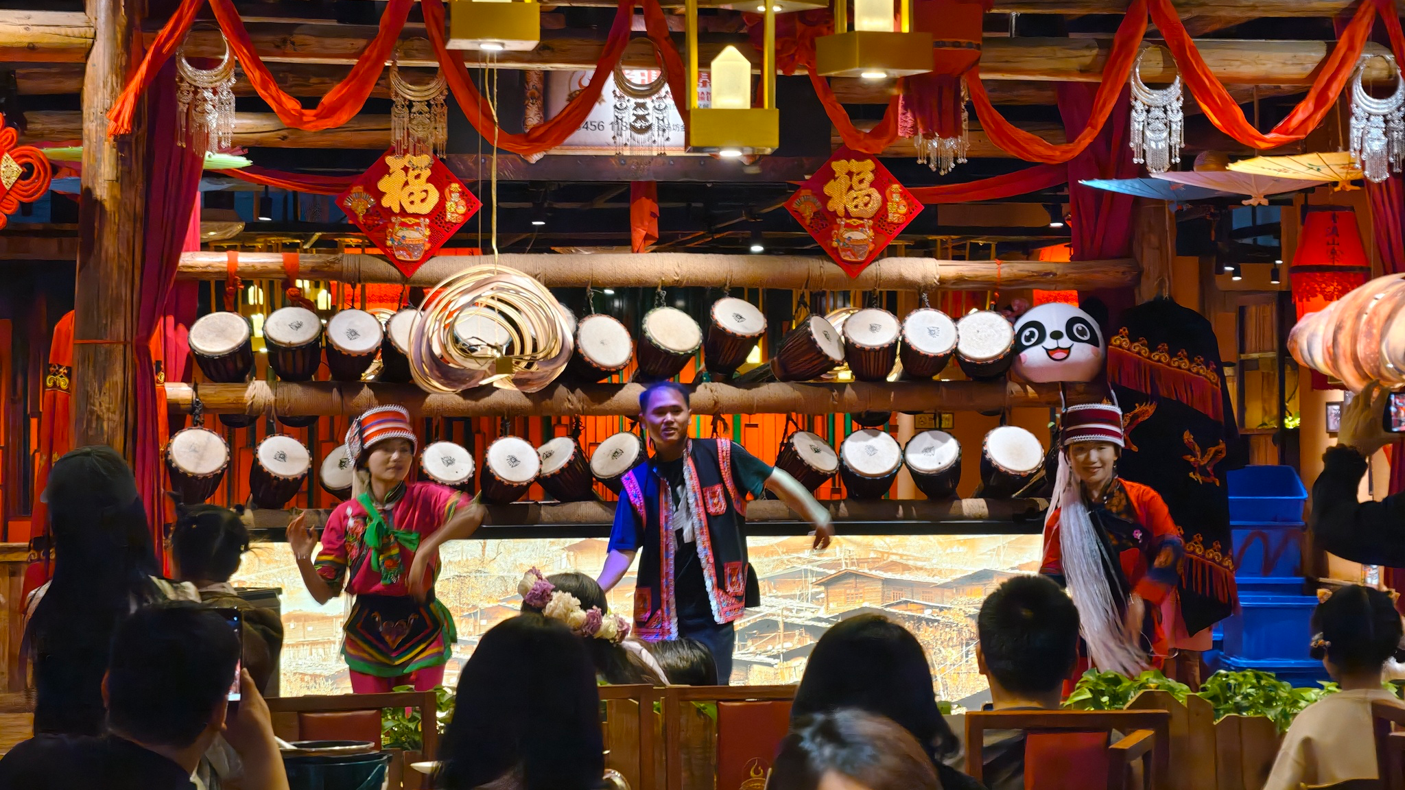 Folk performances enliven dining scene in Kunming