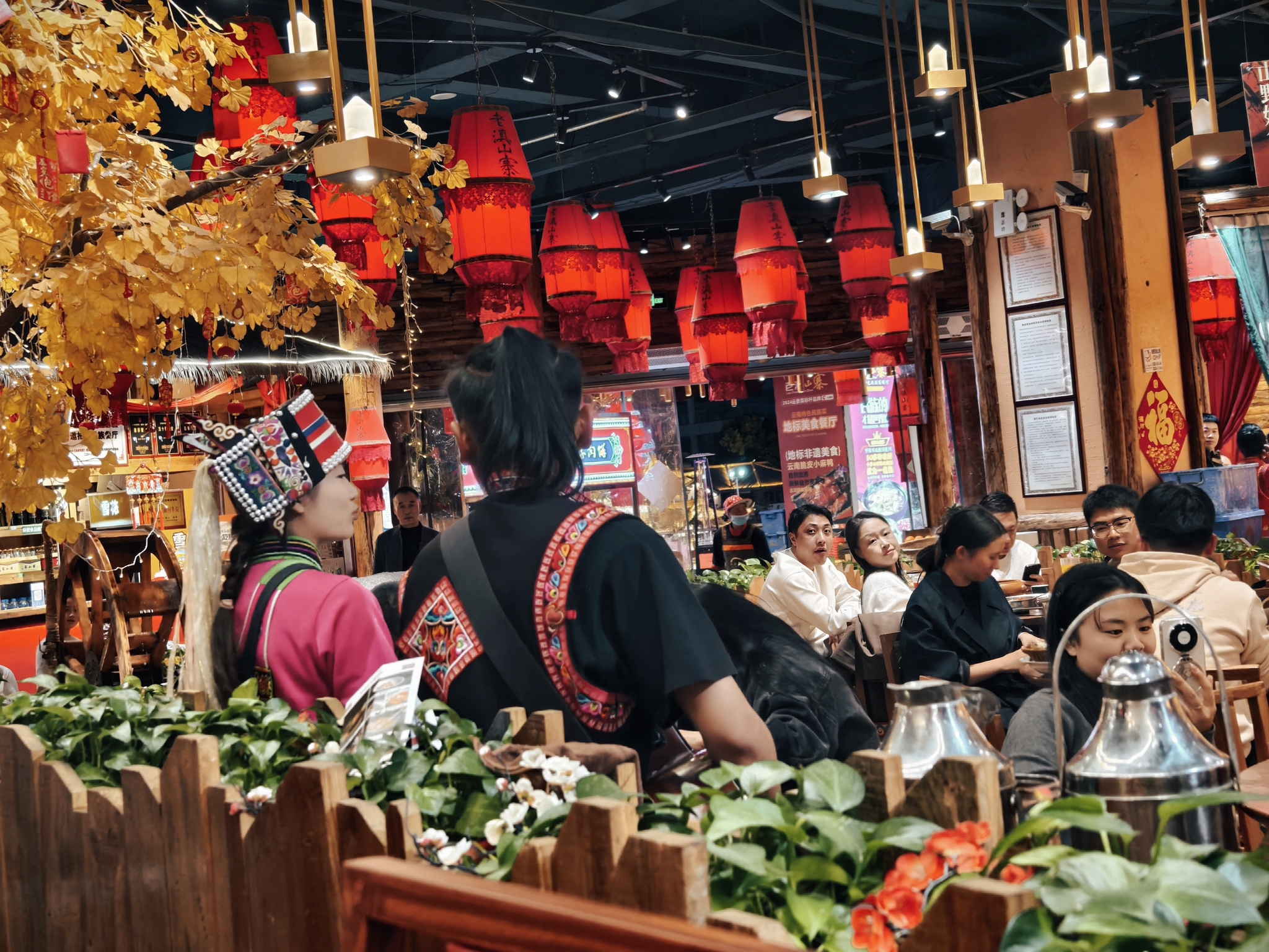 Diners watch folk performances while enjoying a meal at a restaurant in Kunming, Yunnan Province on February 24, 2026. /VCG