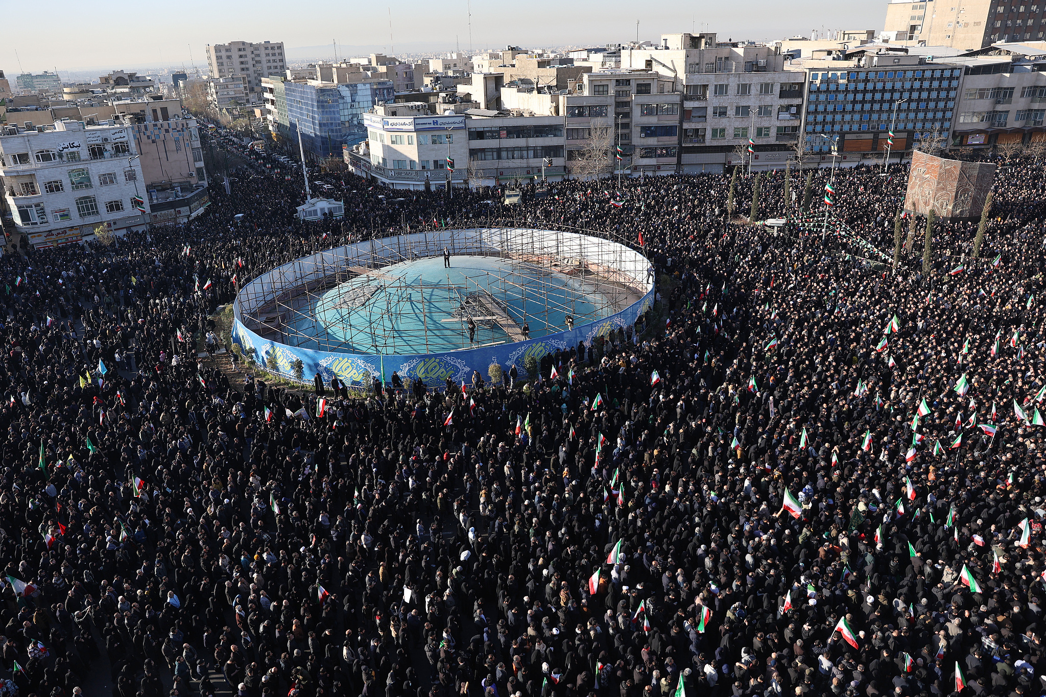 People gather in mourning after the state television officially announced the death of Iranian Supreme Leader Ayatollah Ali Khamenei, in Tehran, Iran, March 1, 2026. / CFP 