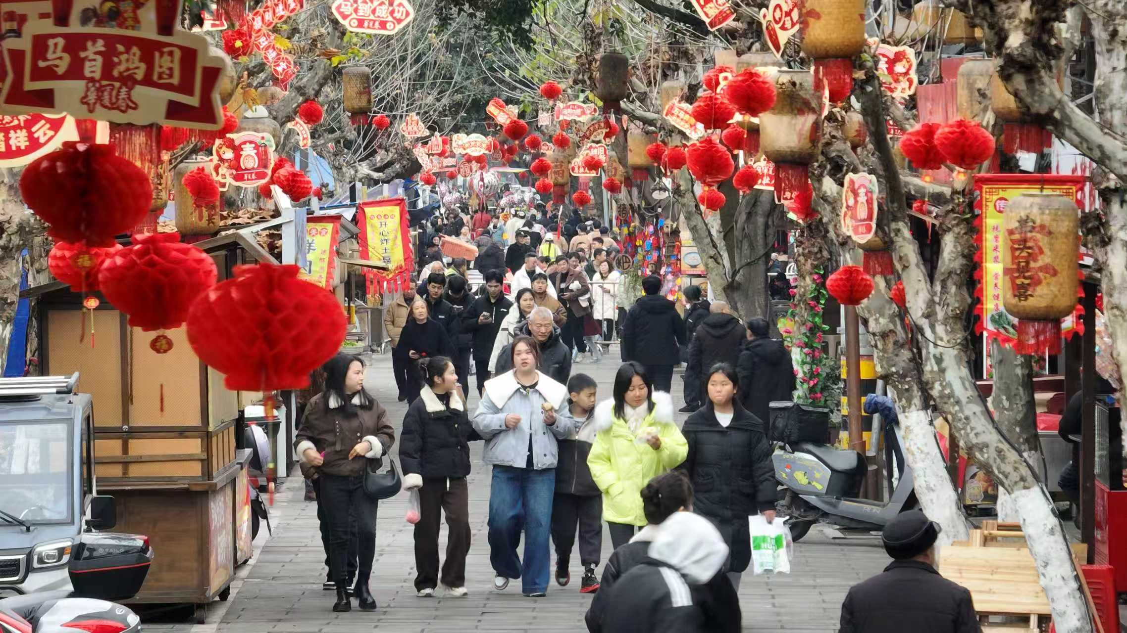 Crowds at Jiang'an West Street, Sichuan Province, southwest China. /CGTN