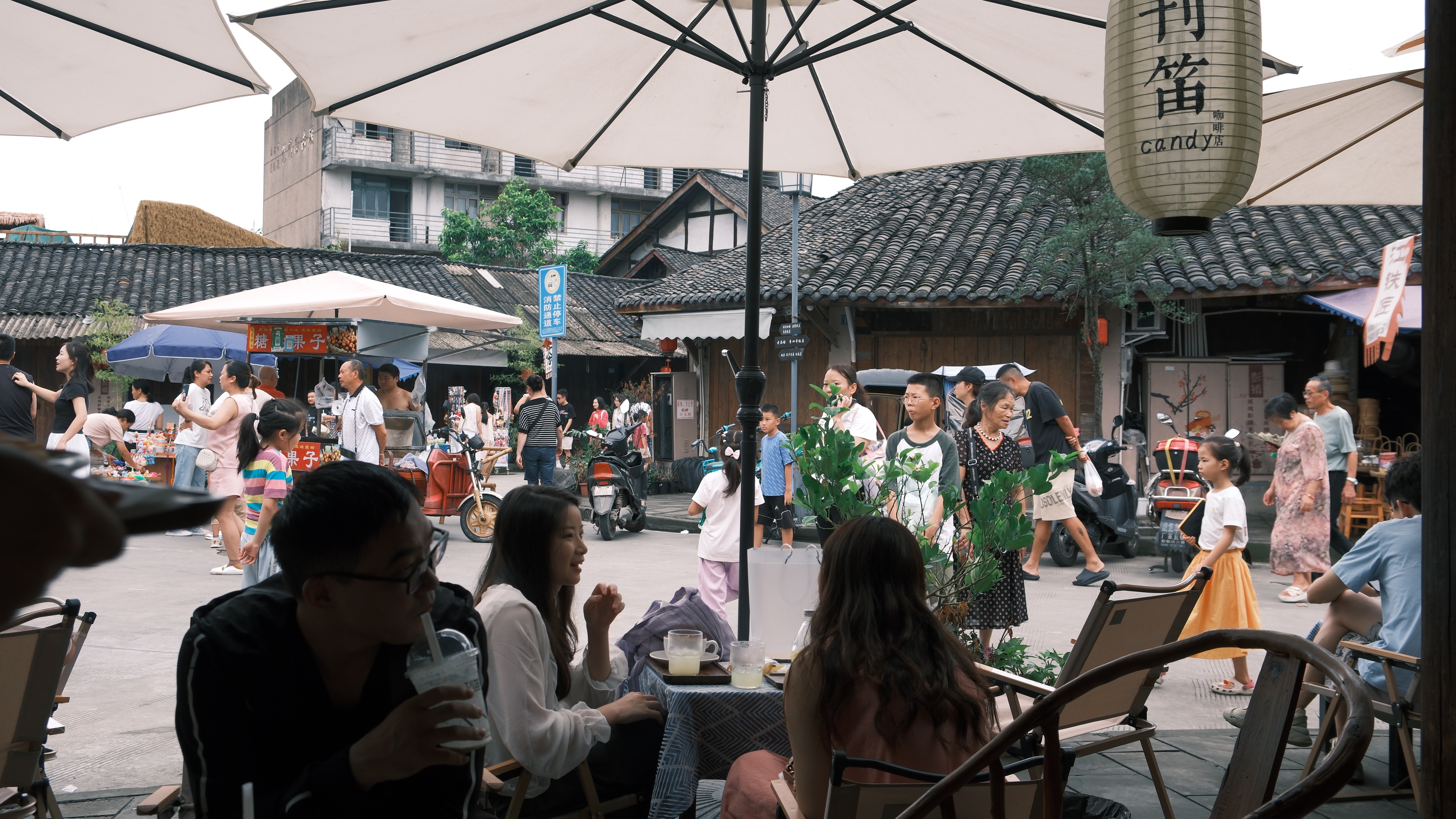 Crowds at Pengzhen Old Street, Chengdu, Sichuan Province, southwest China. /CGTN