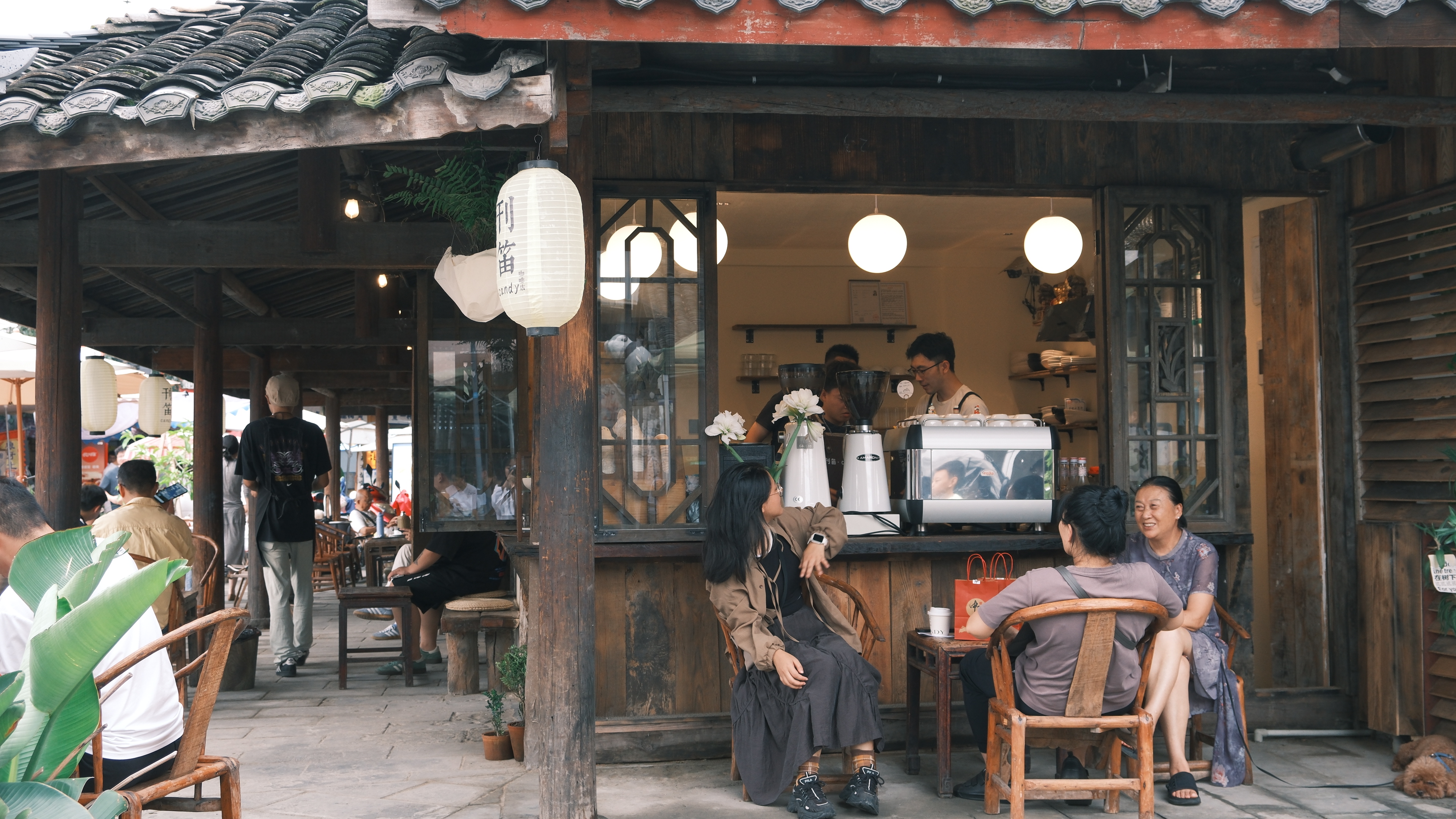 People drink coffee and chat along Pengzhen Old Street, Chengdu, Sichuan Province, southwest China. /CGTN