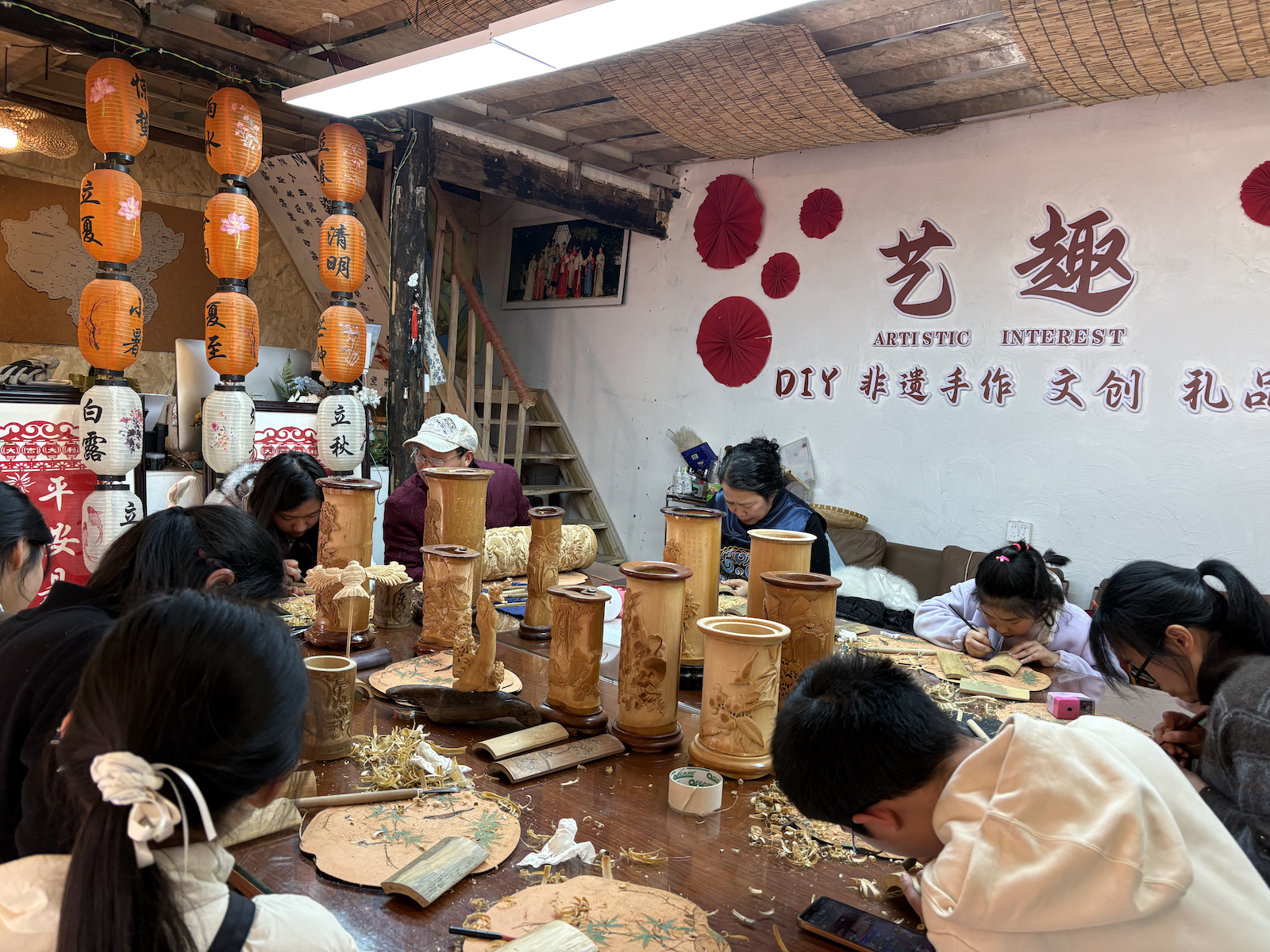 People come to shops to learn bamboo ivory carving, Jiang'an county, Sichuan Province, southwest China. /CGTN